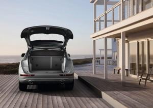С точки зрения пространства и вариативности, с другой стороны, Audi Q5 все еще отстает в плане времени, отчасти благодаря раздельно складывающимся, продольно перемещаемым задним сиденьям и регулируемым спинкам задних сидений