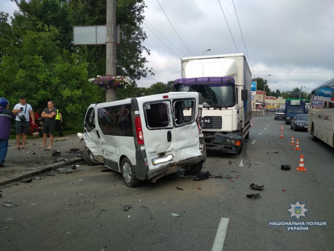 В Виннице в пятницу произошло ДТП с участием четырех транспортных средств, один человек погиб, двое тяжело травмированы