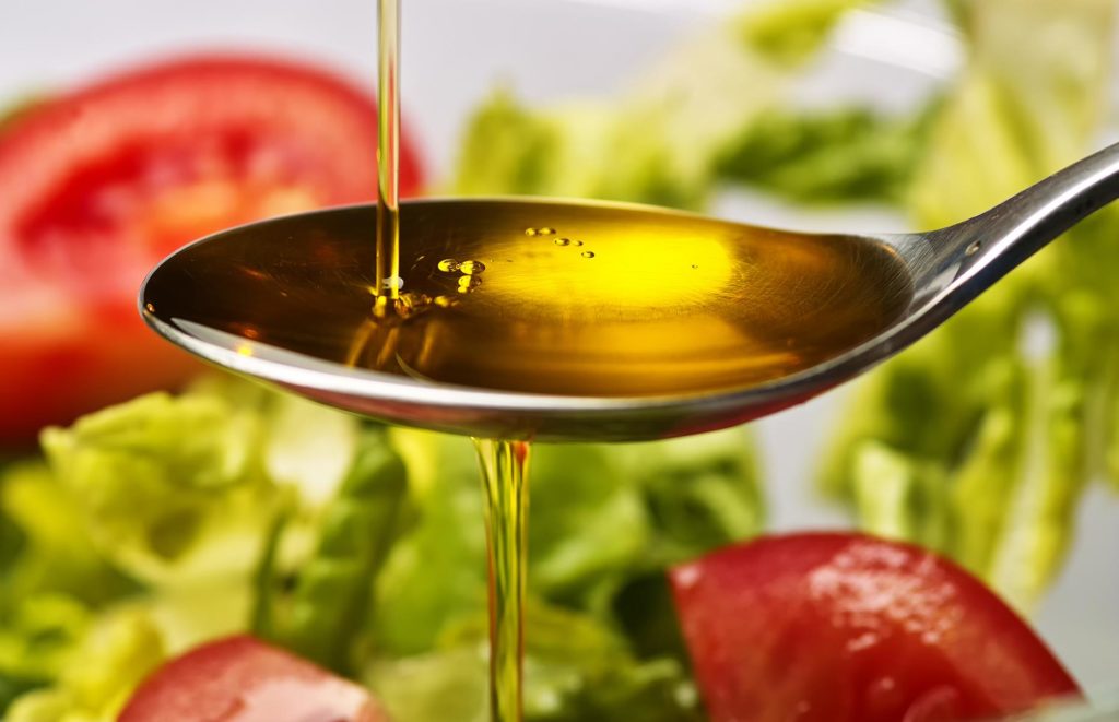 найчастіше використовується   рослинна олія   оливи та соняшнику, проте нерідко можуть застосовуватися інші різновиди