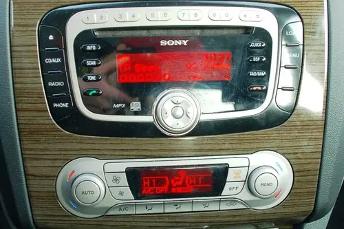 Починаючи з комплектації Comfort, можна було замовити магнітолу Sony з CD -чейнджером