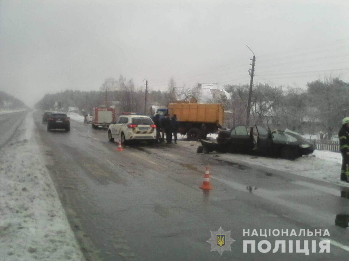 В результаті зіткнення в автомобілі Opel загинули дві жінки і один чоловік, два інших пасажири доставлені в місцеву центральну лікарню і перебувають у важкому стані , - йдеться в повідомленні