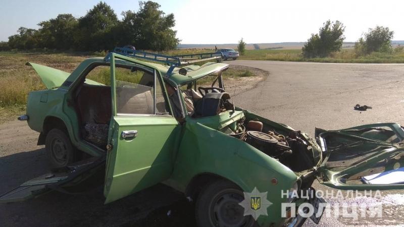 В результаті аварії двоє людей загинули на місці, ще один помер в машині «швидкої допомоги»