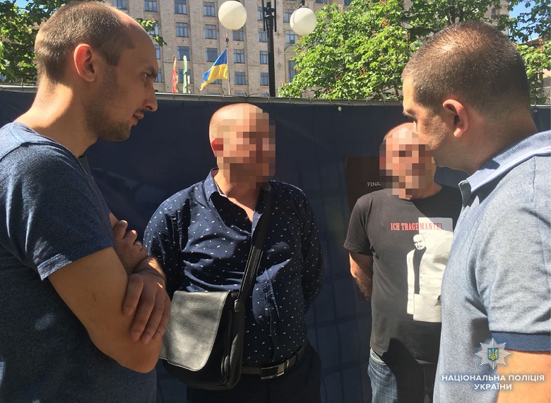 Вже встановлено, що один з них - росіянин, інший - уродженець Донецької області, який знаходиться в розшуку за вчинення шахрайства та підробку документів