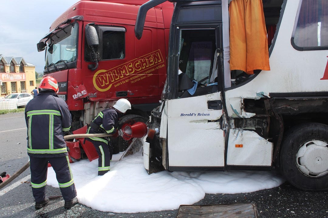 Сьогодні в Хмельницькому рятувальники допомогли ліквідувати наслідки ДТП за участю пасажирського автобуса, трактора і вантажівки