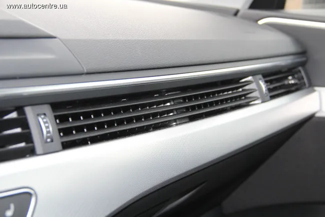 Так же, как на флагманском кроссовере Audi Q7, в салоне новой А4 оригинальный вид имеет дефлектор обдува на всю шир торпедо перед передним пассажиром