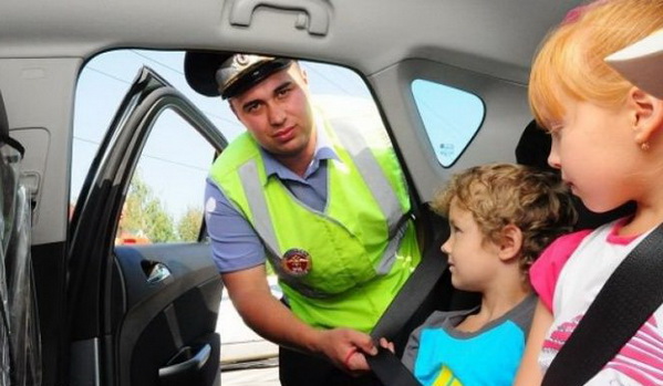 Правила дорожнього руху поширюють свою дії на ситуацію транспортування дитини в легковому автомобілі або кабіні вантажівки тільки в разі наявності конструктивно передбачених ременів безпеки або ременів безпеки в купе з дитячою утримує системою ISOFIX