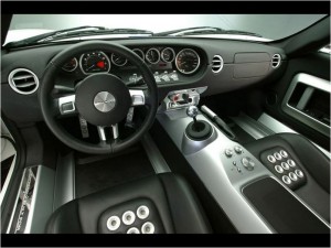 Ford GT 40 є спартанським автомобілем, своїм невисоким рівнем комплектації він нагадує   Dodge Viper