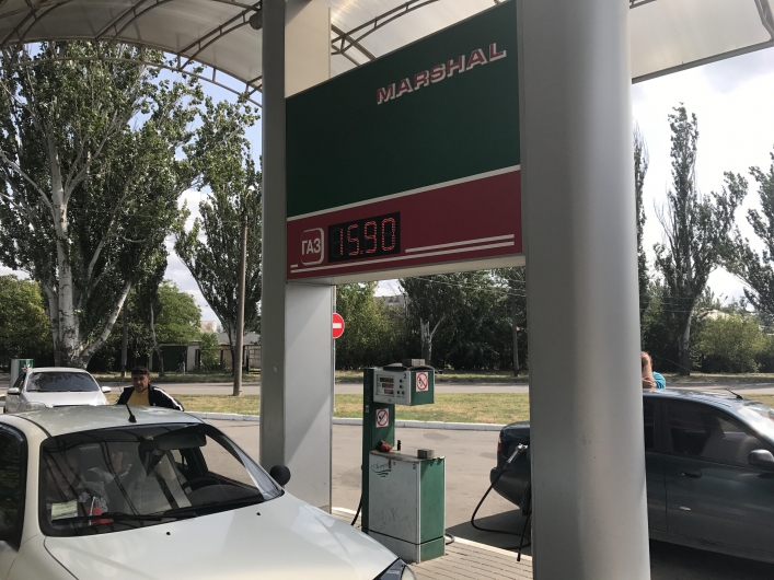 На автозаправках «Маршал» ціна блакитного палива вчора становила 15,90, на Воговскіх АЗС - майже 16 грн