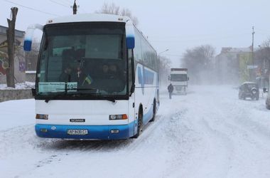 3 лютого 2014 року, 9:29 Переглядів:   Автобуси застряють в снігу