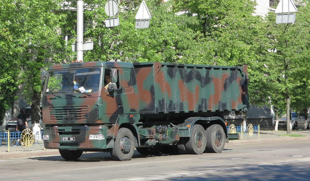 В нашому випадку на ньому було встановлено систему крюкового захоплення відомого виробника HIAB