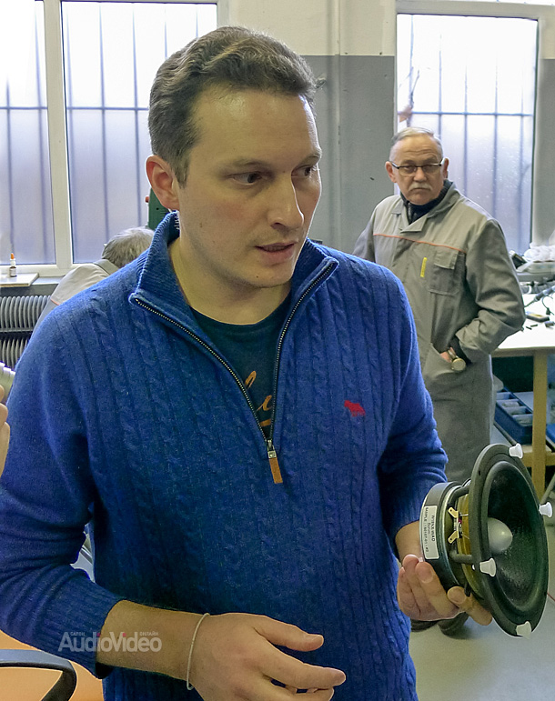 Віктор Лагарпа показує фірмову упаковку, розроблену на фабриці