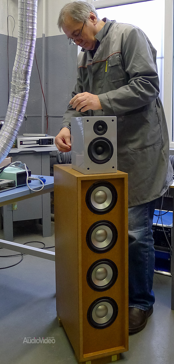 Юрій Фомін показує прототип колонки з СЧ / НЧ-драйвером 8 