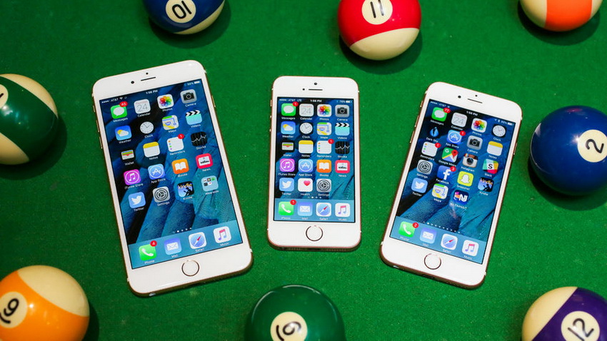 iPhone 6S Plus, iPhone SE і iPhone 6S (зліва направо)
