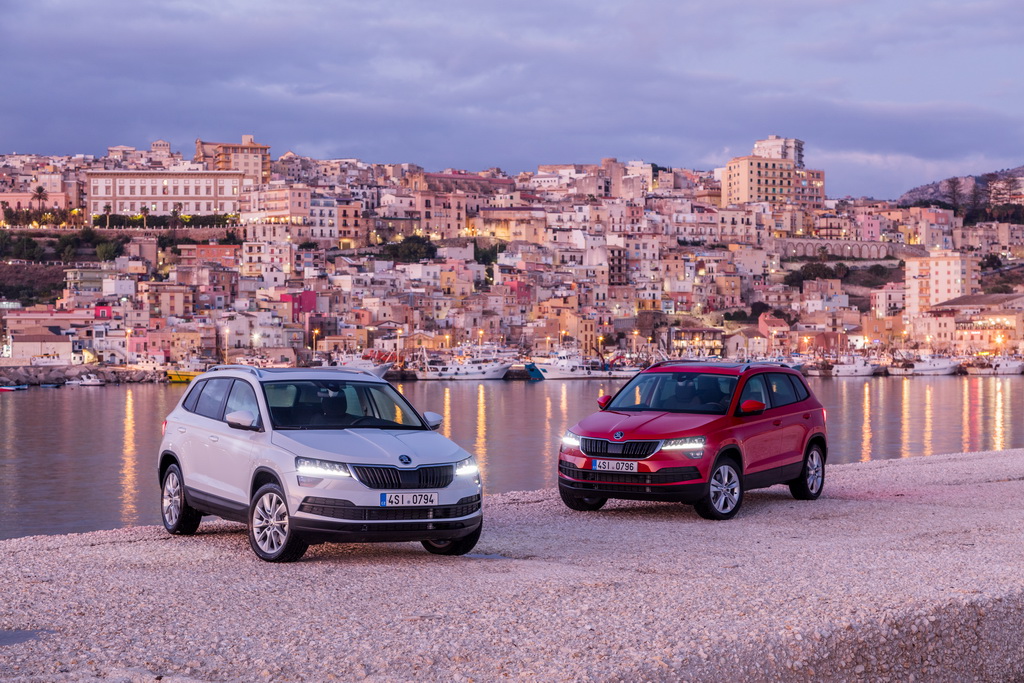 Skoda Karoq отримав повний набір систем асистентів, таких як: система Park Assist - паркувальний асистент з функцією дистанційного керування, система розпізнавання втоми водія Driver Alert, система розпізнавання сліпих зон Blind Spot Detect, Varioflex і багато інших, за допомогою яких автомобіль практично перетворюється в персонального помічника водія і пасажирів