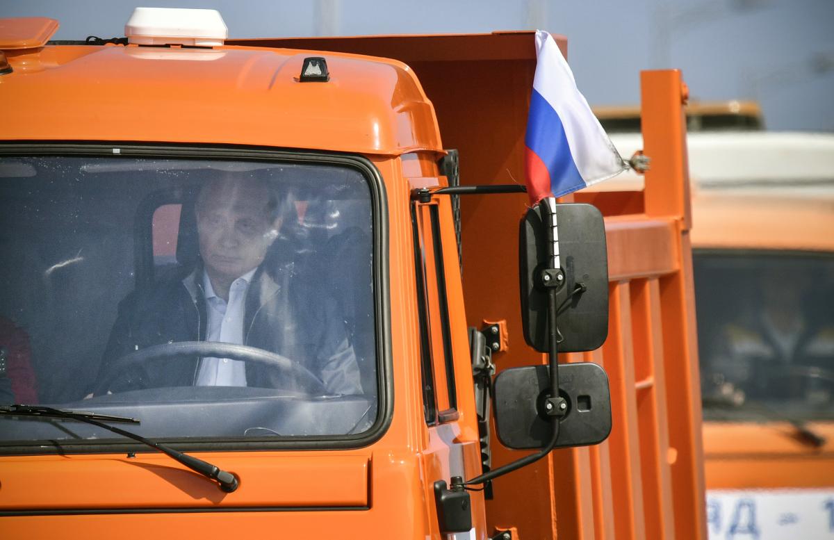 Путін під час проїзду по Кримському мосту за кермом КамАЗа не пристебнувся ремінь безпеки