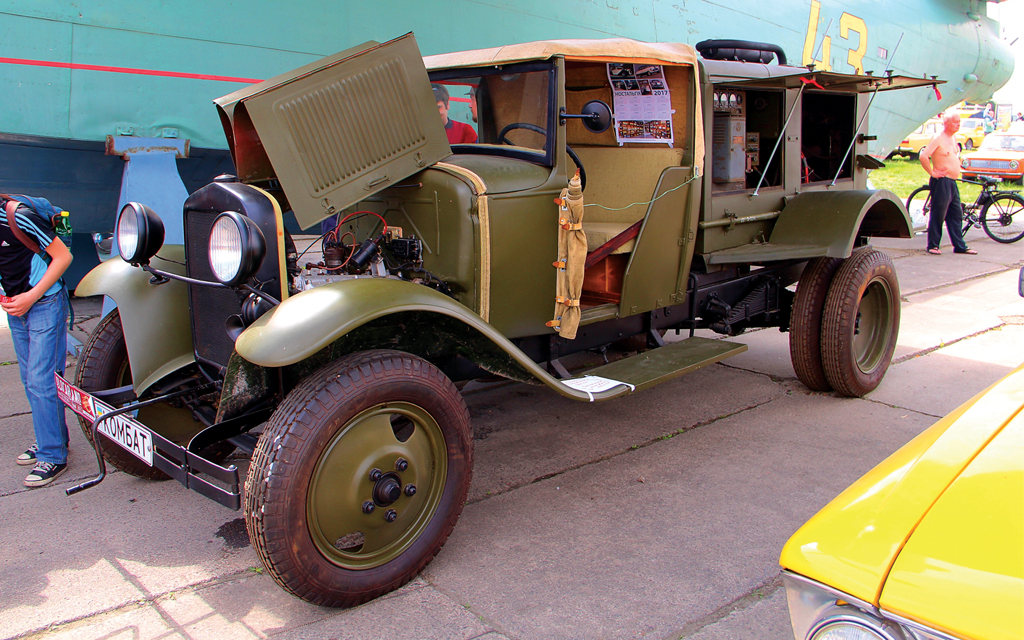 Два представника німецької техніки часів Другої світової війни: вантажний Opel Blitz і багатоцільовий всюдихід VW Typ 82