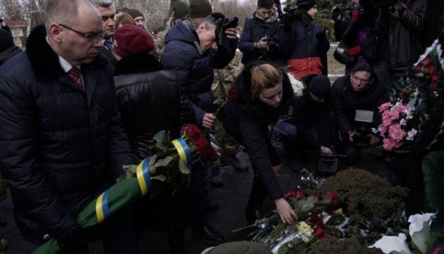 В смт Чорноморське, на східній околиці Одеси, сьогодні урочисто відкрили пам'ятник загиблим учасникам бойових дій в зоні АТО