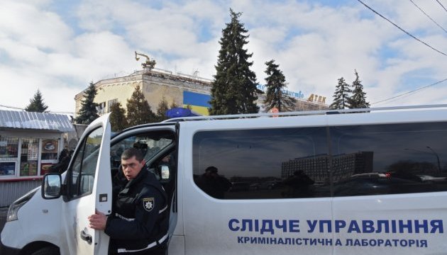 Представники Національного корпусу Азов заблокували на території заводу АТЕК у Києві правоохоронців, які раніше прибули туди для проведення слідчих дій