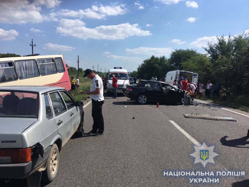 Одна людина загинула, ще сім травмовано в результаті зіткнення автомобіля Honda з маршрутним таксі на трасі Одеса - Рені