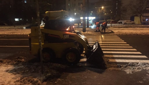 До прибирання доріг і вулиць Києва від снігу вночі були задіяні 339 одиниць техніки і 61 бригада