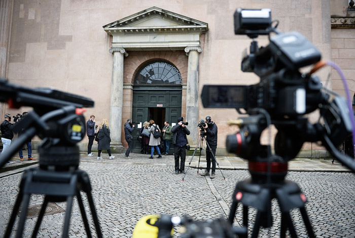 Про таке вироку щодо підсудного раніше просила прокуратура Данії   Журналісти біля будівлі суду в Копенгагені   Фото: epa / vostock-photo   Москва