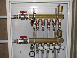 Розводка водопроводу в приватному будинку своїми руками може здійснюватися від центрального водопроводу або від свердловини (колодязя)
