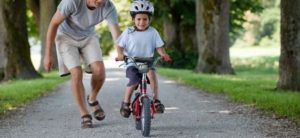 Помиляються ті, хто вважає, що навчити дитину кататися на велосипеді простіше простого