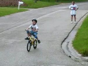 Перші навички катання на велосипеді краще купувати, коли малюк скочується з гірки