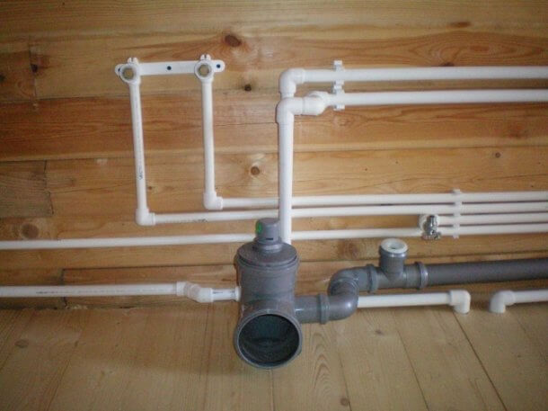 Щоб підключити в будинку всі сантехнічні прилади, які споживають воду, можна використовувати два способи розводки труб