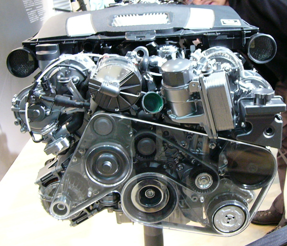 Mercedes-Benz M272 являє собою сімейство бензинових двигунів в конфігурації   V6   з різним робочий об'ємом і потужністю