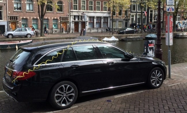 Продовжуючи прогулянку по Амстердаму, звертаємо увагу, що до зарядних стовпчиках підключені навіть звичні нам автомобілі, але в незвичному для нас електричному виконанні