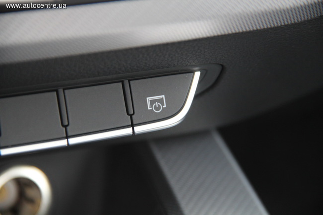 В отличие от флагманского кроссовера Q7 в легковом седане центральный дисплей не прячется в панель - его можно только выключить