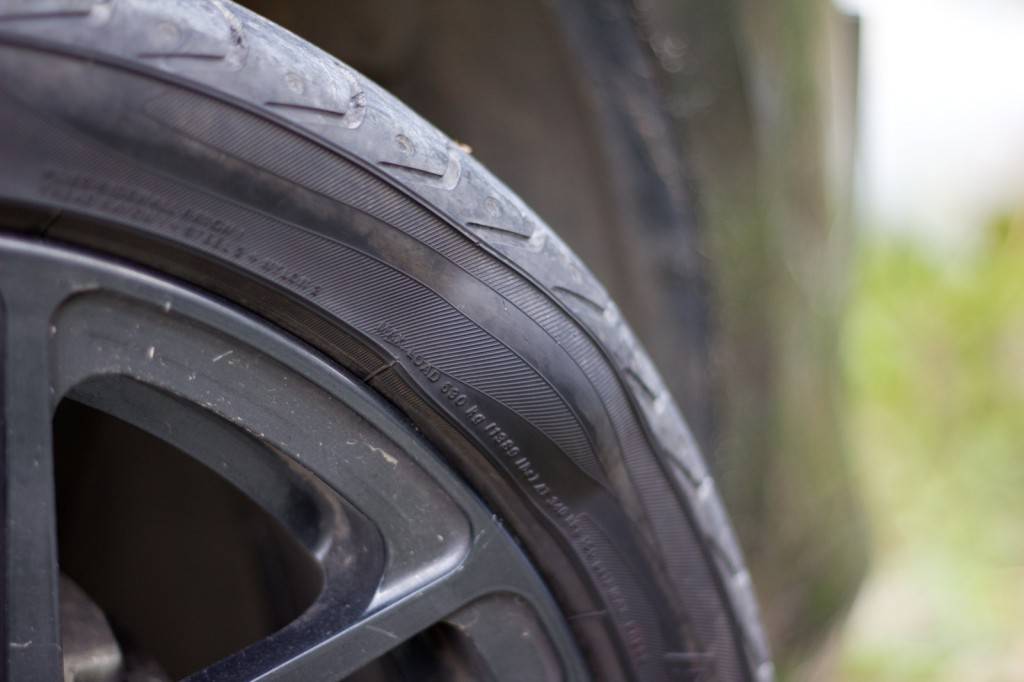 Грижа на колесі є дефектом гуми у вигляді шишки