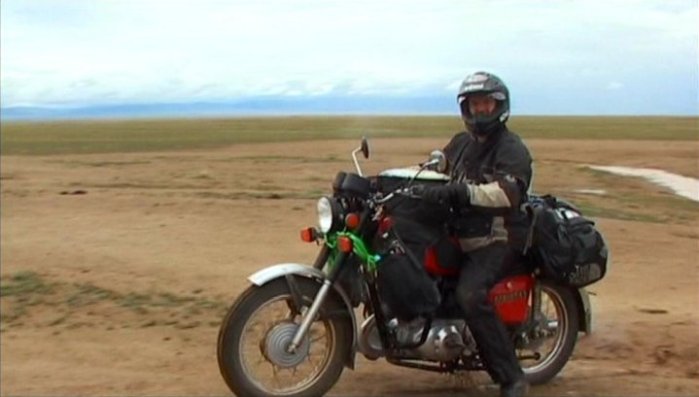 Підрамник мотоцикл Макгрегора успішно заварили в Сибіру, ​​підрамник GSA Клаудіо був кострубато заварений в Монголії, в результаті чого подальший шлях по монгольським степах оператор експедиції виконав на новому ІЖ Планета 5, який отримав кличку «Червоний Диявол» ( «Red Devil»)