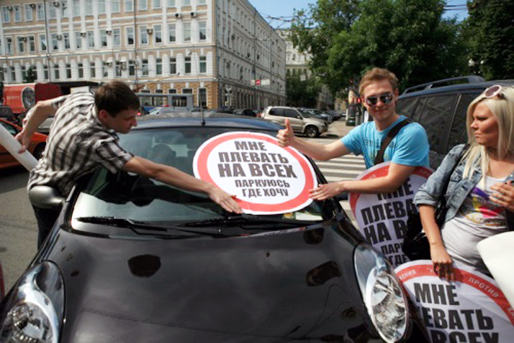 Київським водіям, паркують свої автомобілі не за правилами, почали мстити