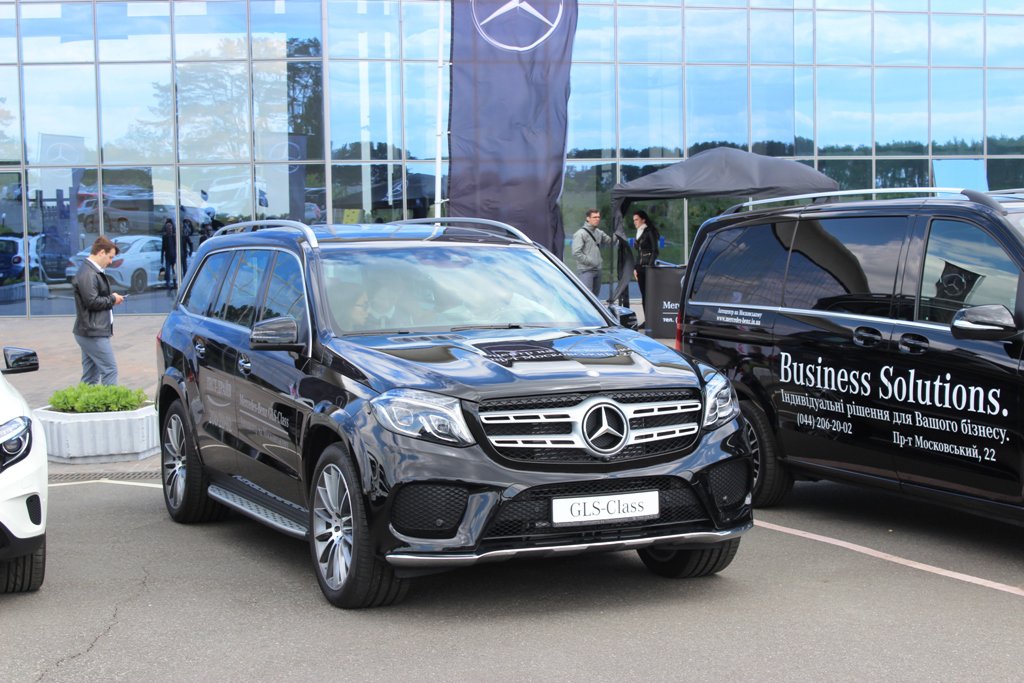 У Київському гольф-клубі під час турніру   MercedesTrophy Golf Weekend   презентована нова модель флагманського позашляховика Mercedes-Benz - GLS