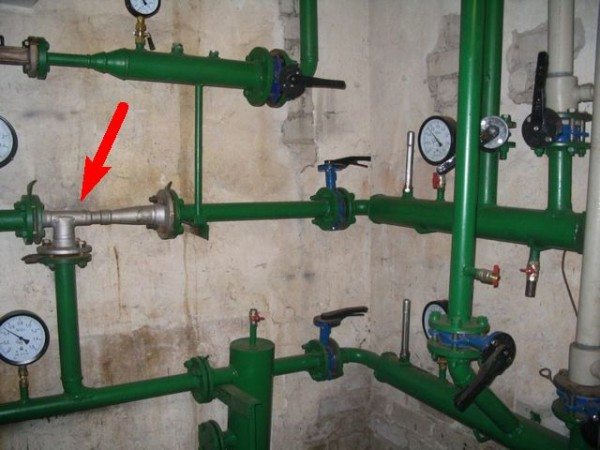 Для регулювання тепловіддачі на вході в будинок монтується власний водоструминний елеватор, який використовує рециркуляцію частини теплоносія