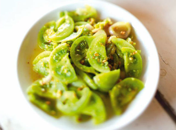 Східна кухня завжди притягує нас своїм смаком, тому вирішила сьогодні дати вам найсмачніші рецепти зелених помідор по-корейськи