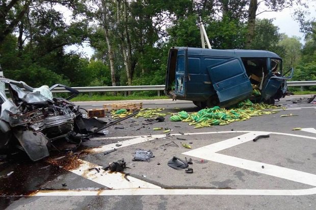 У передмісті   Чернігова   сталася дорожньо-транспортна пригода, в результаті якого загинули три людини, ще троє отримали травми