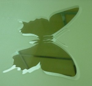 Типова помилка - піскоструминний малюнок на лицьовій поверхні дзеркала
