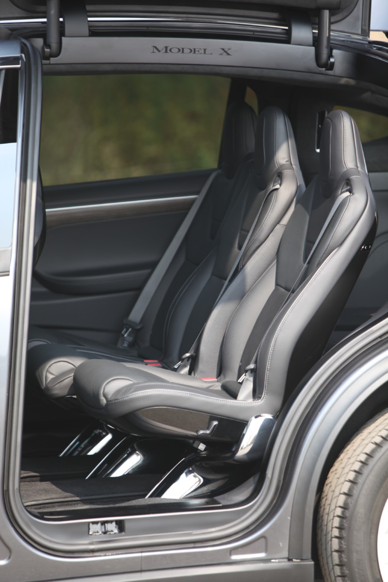 З водійського місця салон Model X сприймається неймовірно світлим і просторим, хоча і з задніх крісел теж