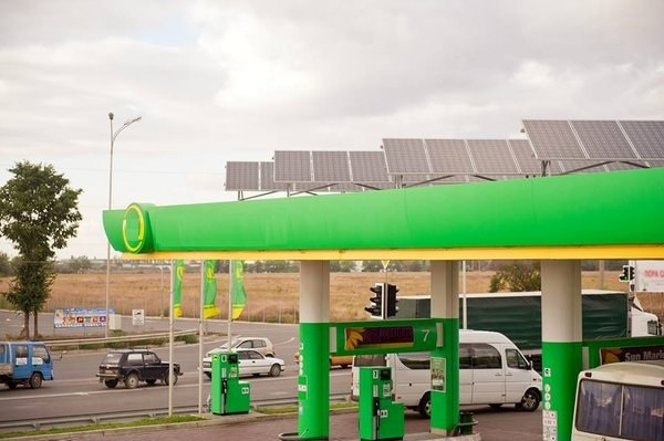 У Німеччині на автозаправній станції яка знаходяться на трасі було встановлено 40 сонячних панелей, і в літню пору при роботі панелей з 6:00 до 22:00, вони виробляють близько 1500 кВт * год на місяць, при потребі АЗС в 4-6 кВт