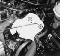 Перевірка рівня масла механічної коробки передач   Зліва: контрольна різьбова пробка (1) механічної коробки передач у поточному напрямі руху праворуч на половині висоти корпусу коробки передач