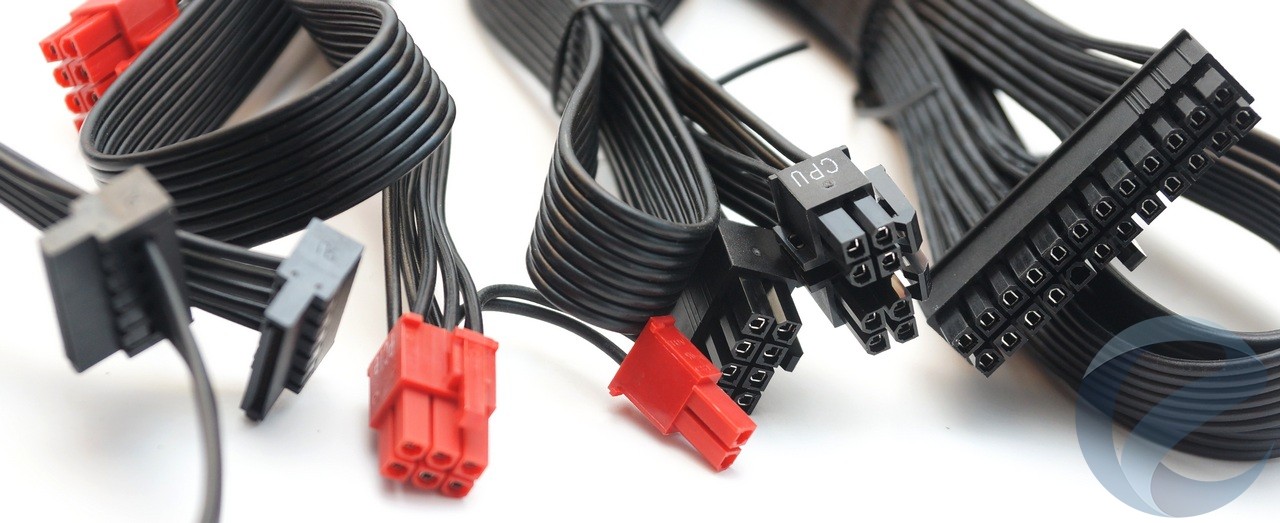 Основний кабель 24 пін, коннектор нерозбірний до системної плати - 60 см;   Кабель живлення CPU 4 + 4 пін, коннектор на засувках - 60 см;   Три кабелю живлення PCI-E, з двома коннекторами 6 + 2 пін червоного кольору - 65 + 15 см;   Три кабелю SATA з чотирма коннекторами - 55 + 15 + 15 + 15 см;   Два кабелі MOLEX на чотири коннектора 55 + 15 + 15 + 15 см;   Один USB кабель - 62 см;   Мережевий кабель - 150 см