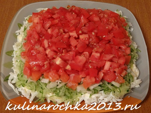 5 шар - помідори, нарізаємо дрібними кубиками і якщо потрібно, віджимаємо руками, щоб салат не «поплив»