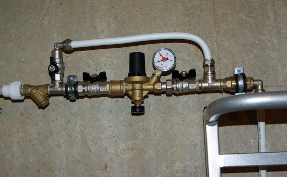 Якщо тиск в системі опалення стане нижче 1,5 бару, то клапан відкриється і буде відкритий до досягнення встановленого тиску