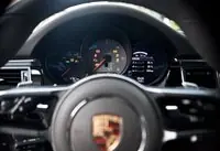 Приладова панель виконана в дусі Porsche: в центр уваги винесено тахометр, спідометр розташований зліва, у вікні праворуч розмістили мультиекран з різними настройками
