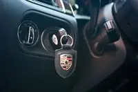 Ключ в Porsche Macan розташований традиційно зліва від керма - як данина спортивним традиціям бренду