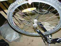 Занадто слабке зусилля може привести до випадання колеса з вилки (особливо це відноситься до велосипедів з дисковими гальмами, тому що вони надають значно більші зусилля на вилку, ніж ободниє)